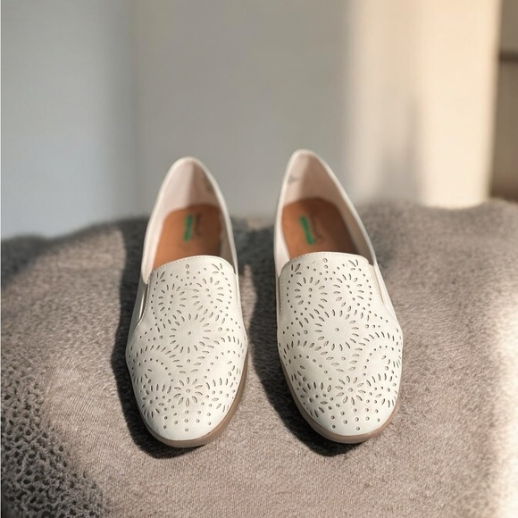 🌟
Laser Cut-out Baretraps Amry Women sz 8M Casual white Slip on Shoes - Picture 10 of 10